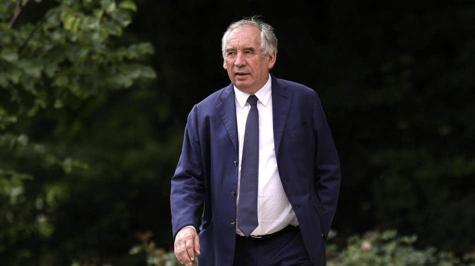 Macron verso la scelta del premier, riflettori su Bayrou