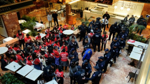 Ativistas judeus pró-palestinos protestam dentro da Trump Tower