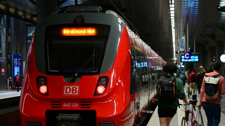 Neun-Euro-Ticket führt auch im Juli zu deutlicher Zunahme von längeren Zugreisen