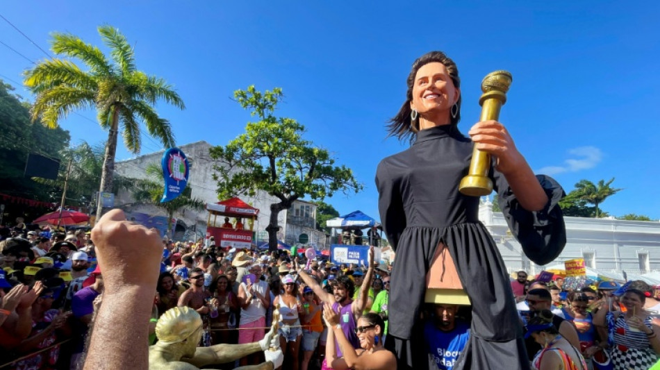 Primeiro Oscar do Brasil alimenta êxtase do Carnaval do Rio