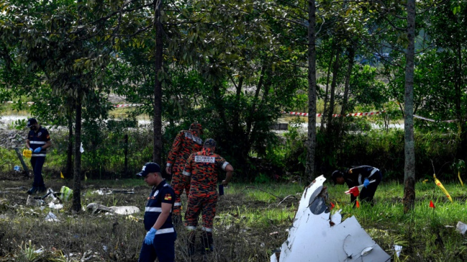 Queda de pequeno avião em rua na Malásia deixa dez mortos