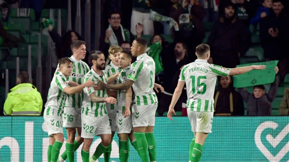 El Betis pasa a octavos en la Conference League pese a caer en casa con el Gante