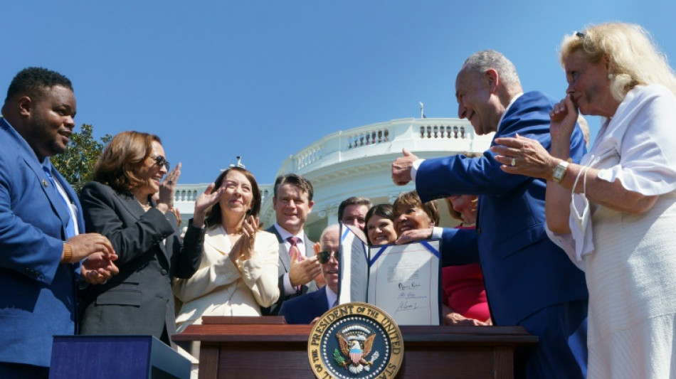 Biden signe la loi pour relancer la production de semi-conducteurs aux Etats-Unis