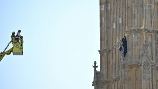 Homem escala Big Ben de Londres com bandeira palestina