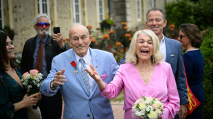 Un veterano de la II Guerra Mundial de 100 años se casa en Normandía tras la conmemoración del "Día D"