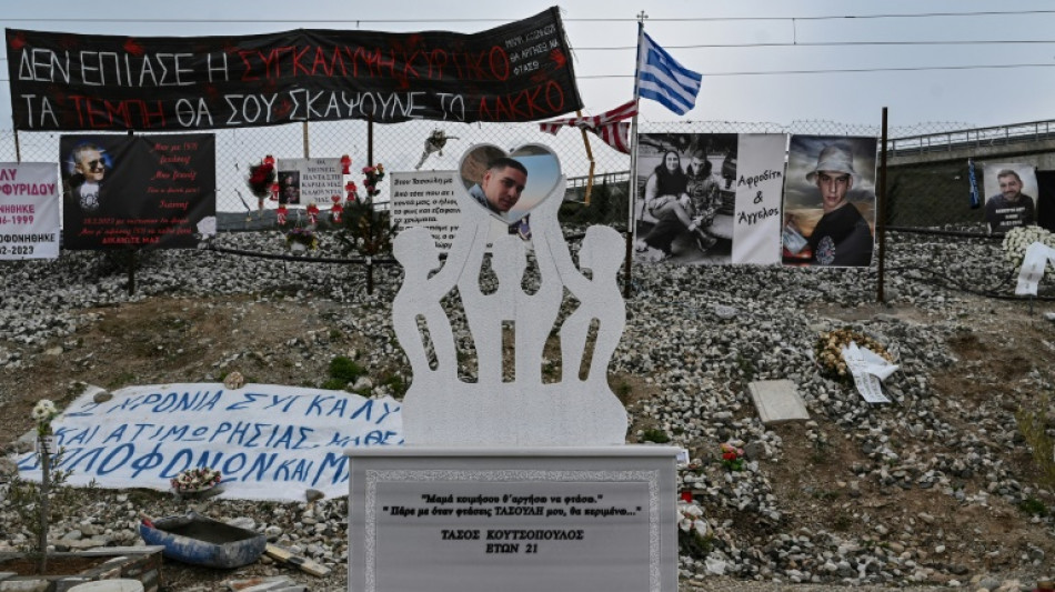 Huge protests, strikes paralyse Greece on train crash anniversary