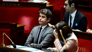 Un condón y una Nintendo, reclamos del primer ministro francés para atraer a jóvenes votantes