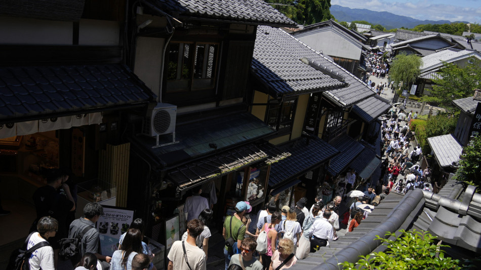 Kyoto decuplica la tassa di soggiorno, troppi turisti