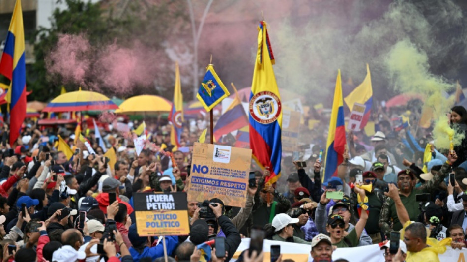 Cientos de miles protestan en Colombia en la mayor manifestación contra Petro