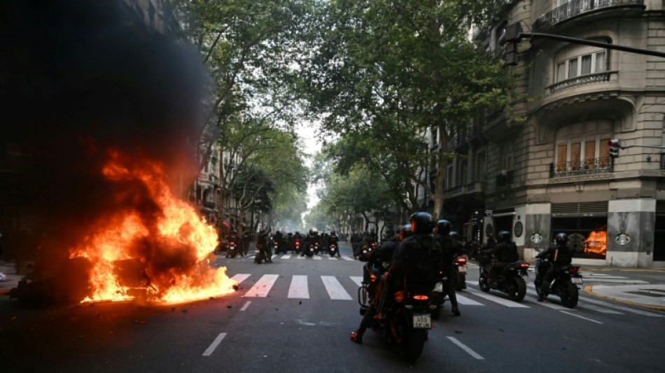 Marcha de aposentados apoiada por torcedores de futebol termina em confrontos na Argentina