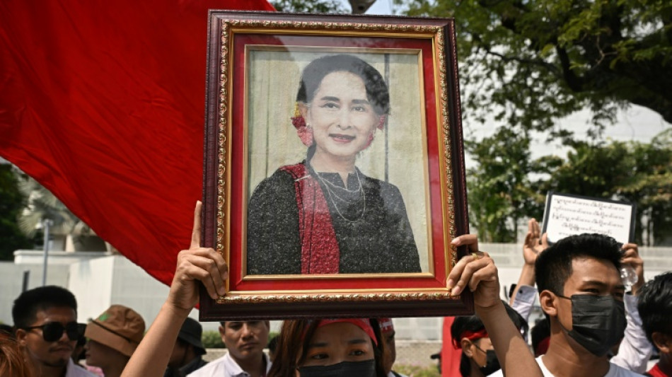 La líder opositora birmana Suu Kyi es transferida a arresto domiciliario