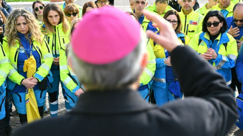 Del Vaticano al hospital, los peregrinos buscan sentirse "cerca" del papa