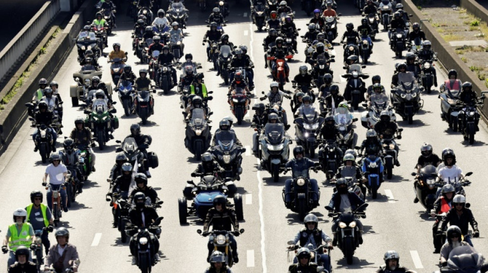 Plusieurs dizaines de milliers de motards défilent contre le contrôle technique 